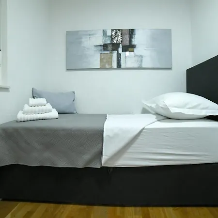 Cesarica Apartment *